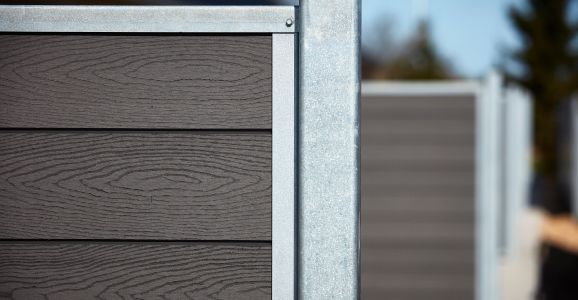 Række af Glyngøre Superb hegn i trækomposit