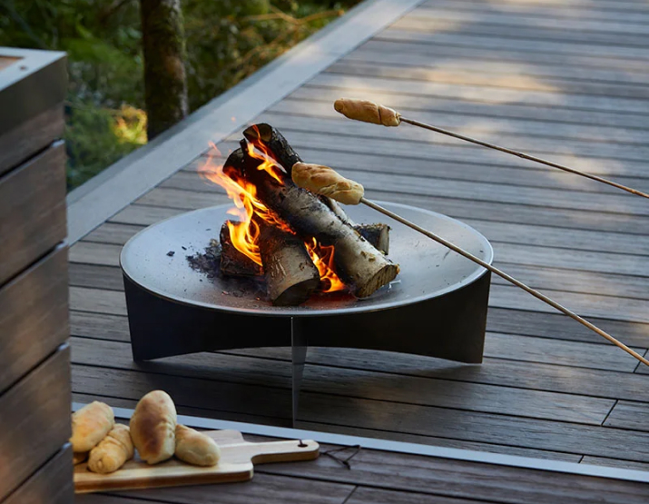 Snobrød over bål på terrassen